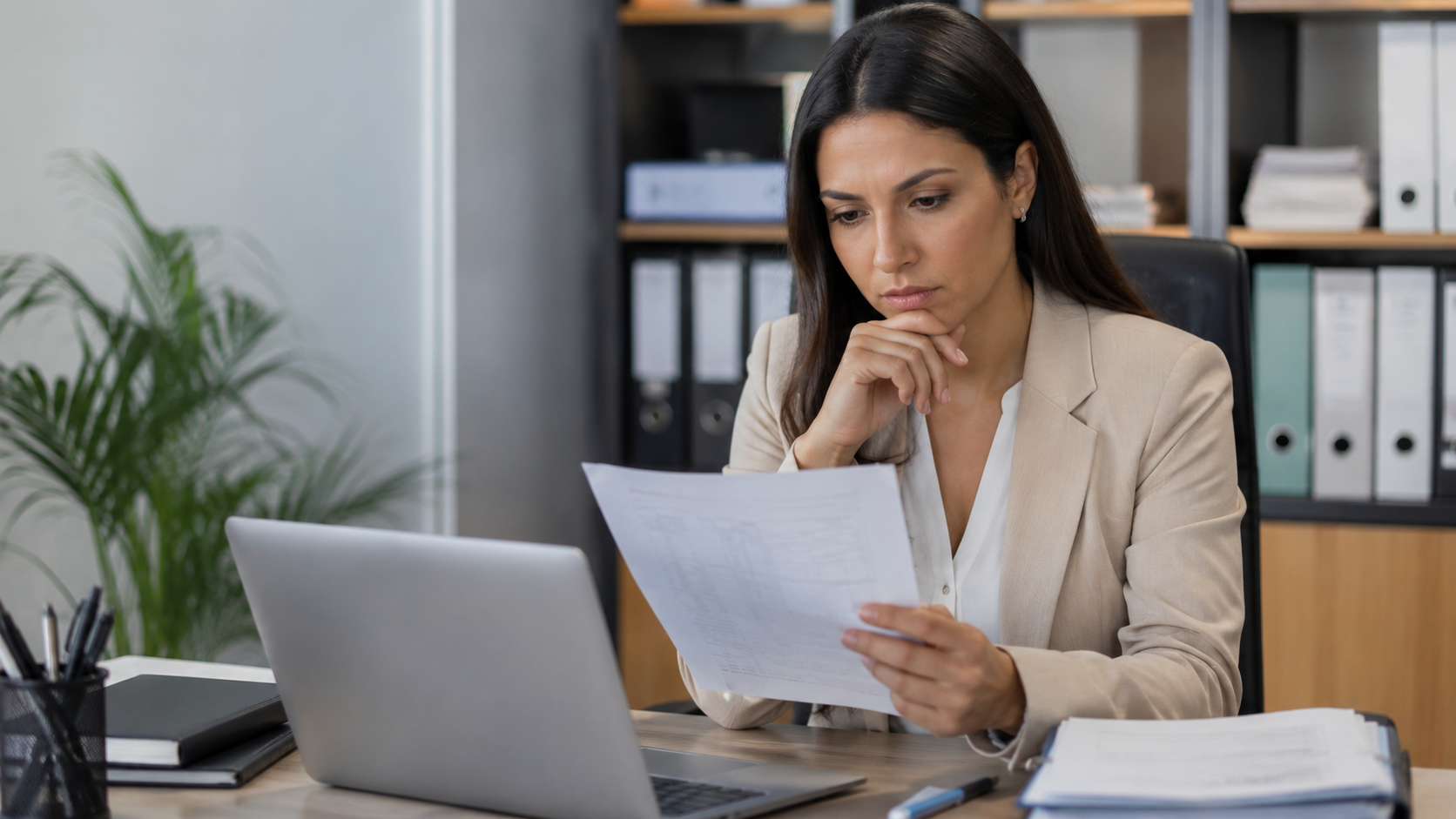 Servidora pública analisando documentos funcionais em um escritório, verificando informações sobre progressão funcional, evolução na carreira e possíveis inconsistências no enquadramento profissional.